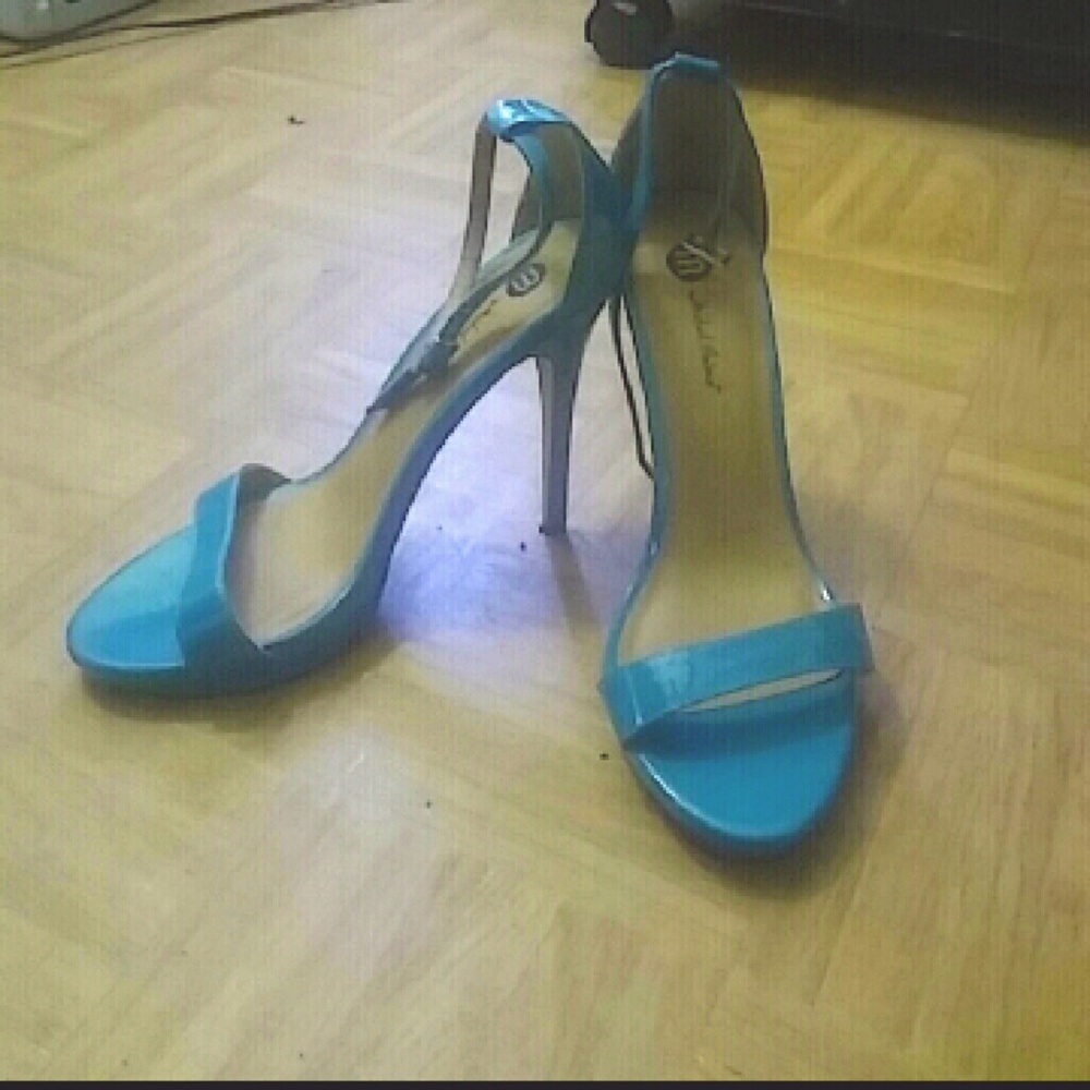 Heels - Picture 2 of 4